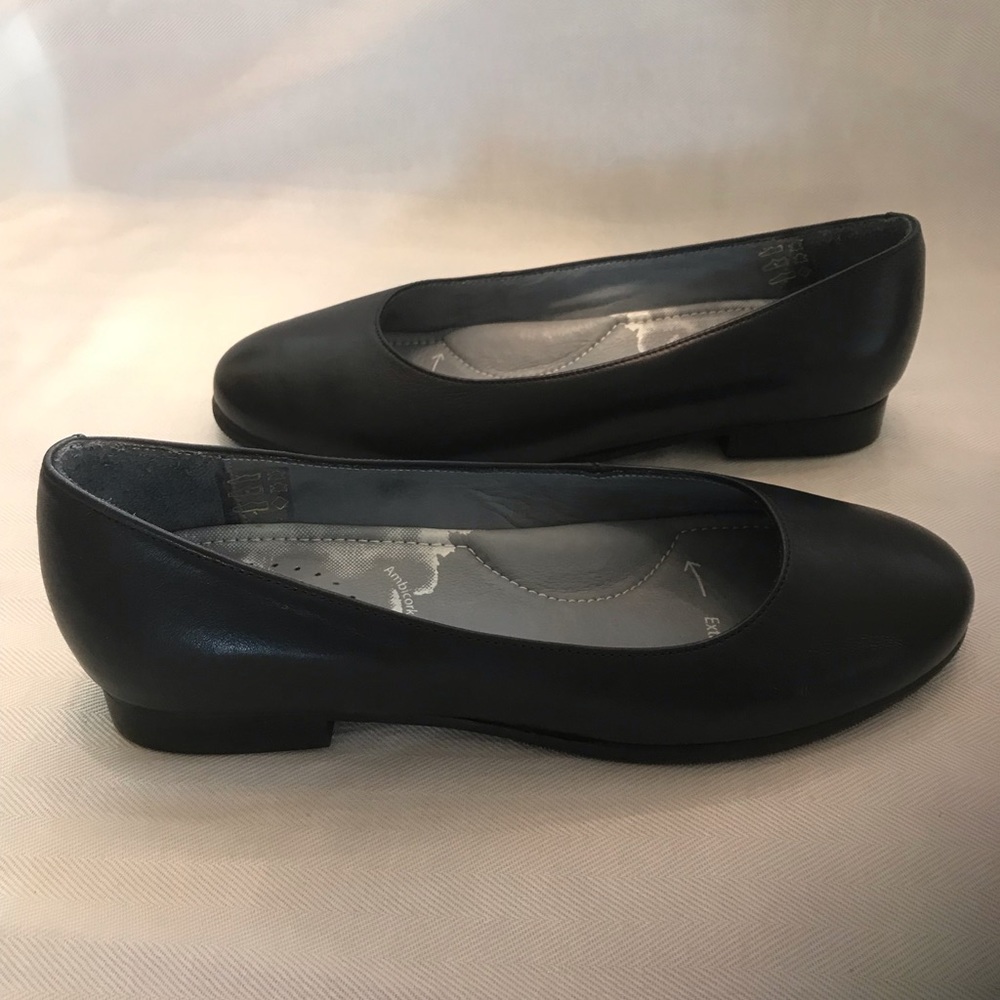 Skypro Polly Vacher Navy Blue Leather Low Heel Pumps Size 7 1/2